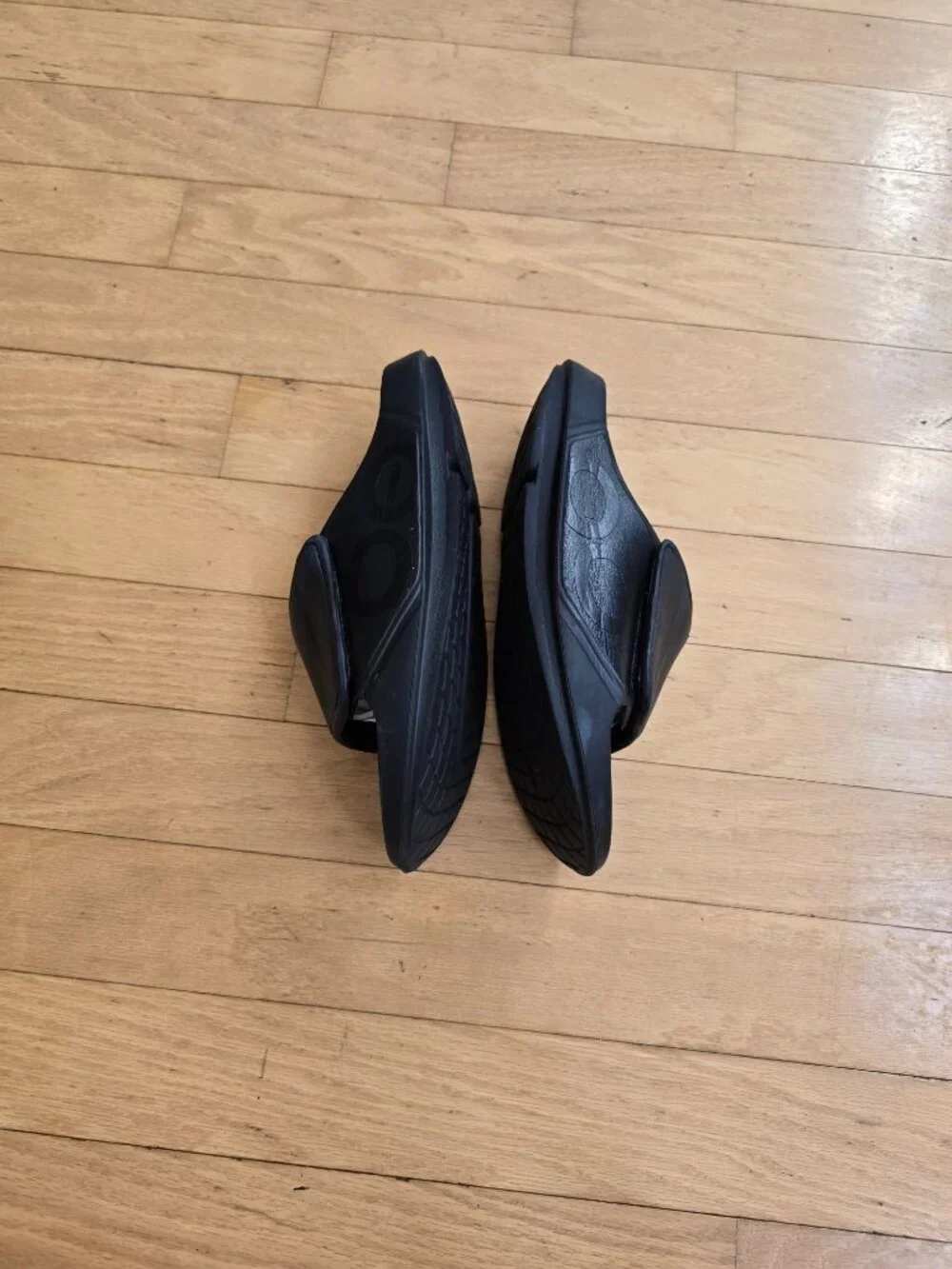 OOFOS | OOahh black monochrome sporty adjustable recovery slides | MENS 10